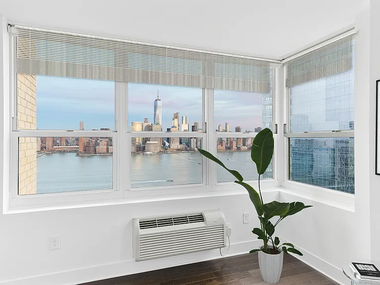 65 Bay Street Apartments — Photo 36