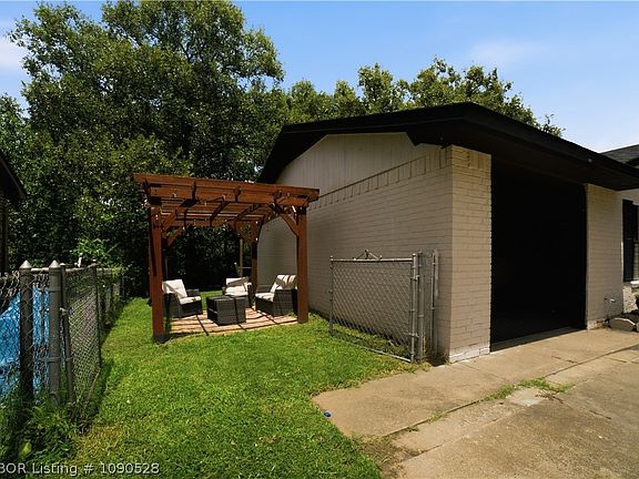 3rd image of 1402 N St