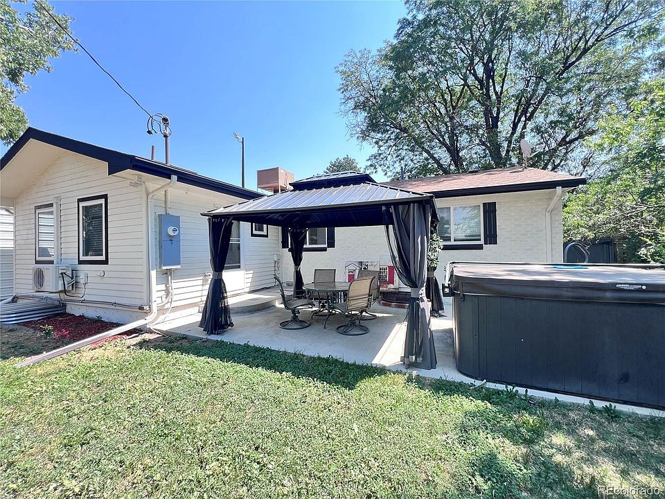 1st image of 555 Everett Street