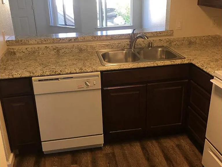 West Pointe Apartments — Photo 18