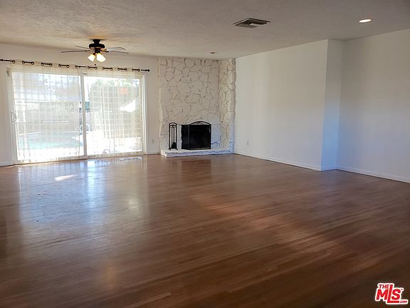 3rd image of 22338 Roscoe Blvd