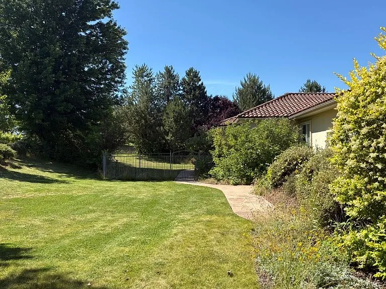 44 Vinehill Dr — Photo 67
