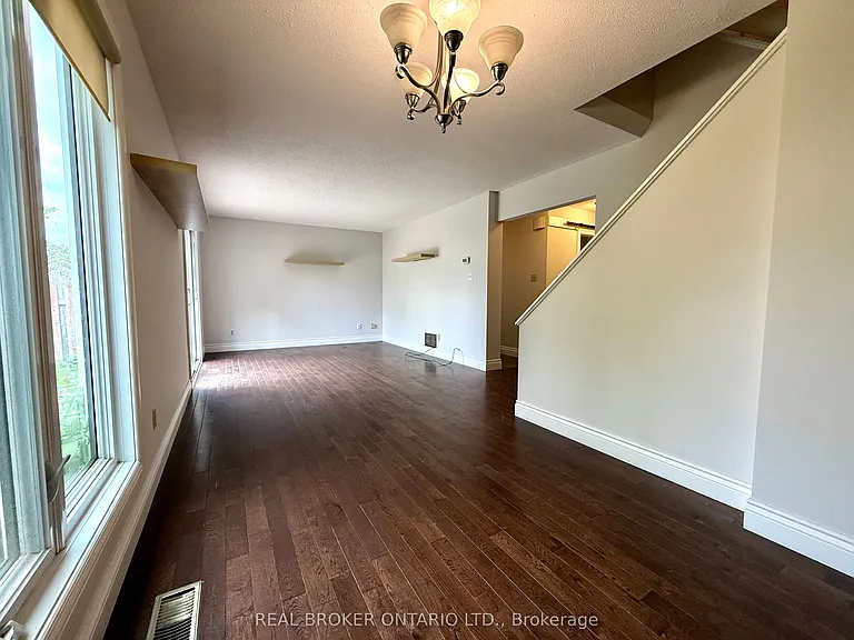 93 Melanie Cres — Photo 17