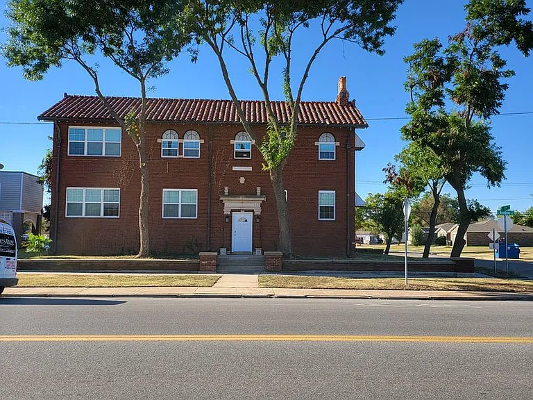 1201 E Broadway Ave #E — Photo 2