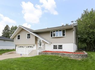 1300 Hartmann Dr, Schaumburg, IL 60193