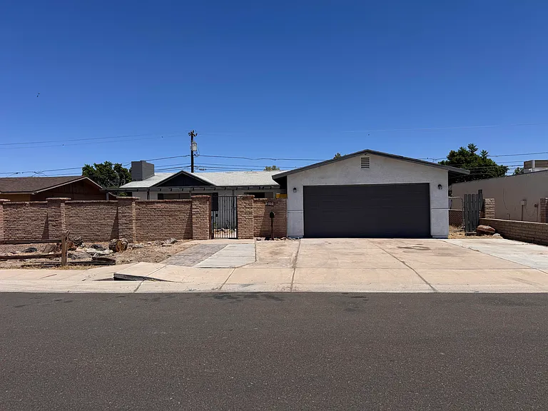 290 E 26th Pl — Photo 1