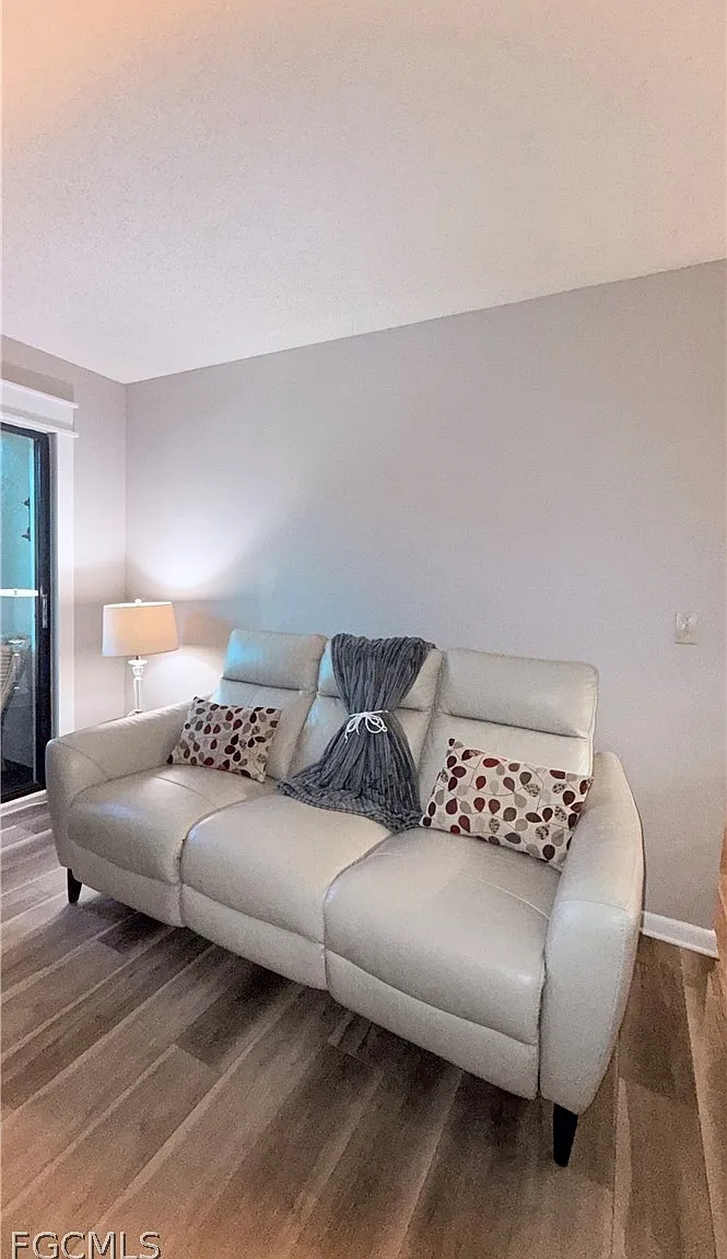 2 bed, 2.0 bath, 988 sqft, $2,500 — Photo 3