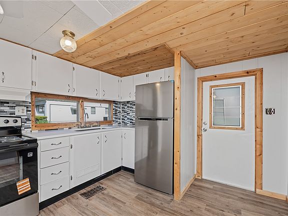 4th image of 36 Patio Dr