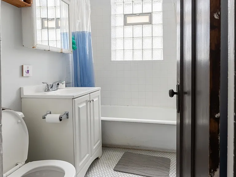 1218 W Victoria St #1 — Photo 5