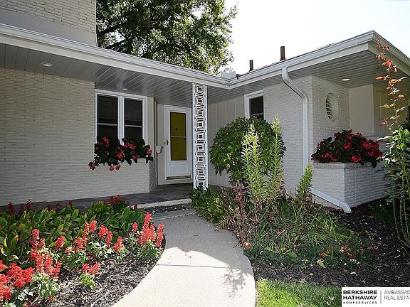 2nd image of 835 Parkwood Ln