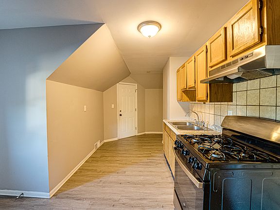 5th image of 1143 Superior St #2