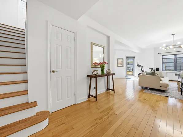 301 East 48th Street image 1 of 20