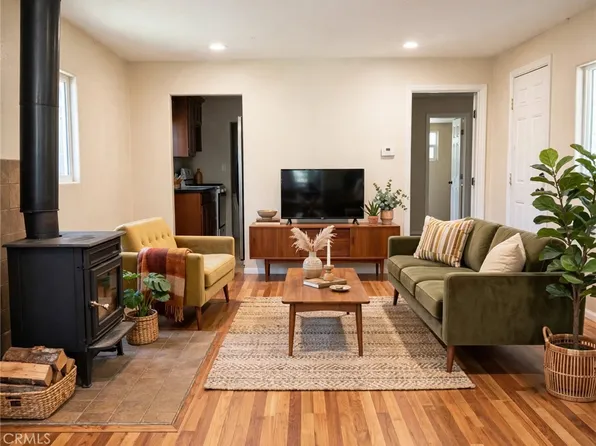 796 N Village Ln, Crestline, CA 92325