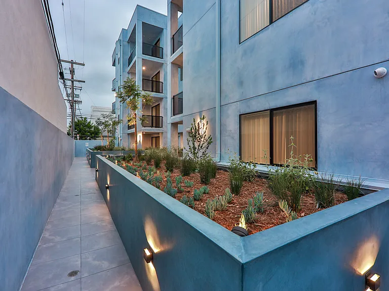 900 N Wilcox Ave #105 — Photo 65