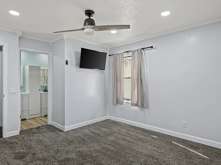 617 E Chestnut St — Photo 23