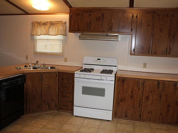 Large Kitchen with Gas Stove
