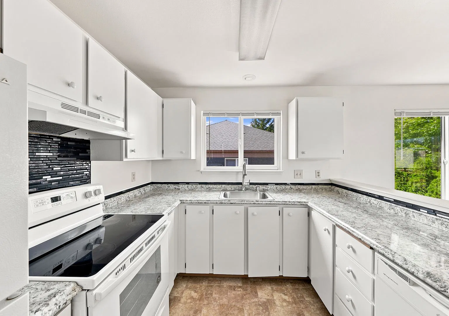 2 Bed 1 Bath - Pet Friendly - Central Location - Near Shopping - NAS Whidbey — Photo 4