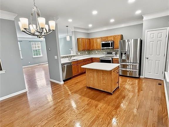 4th image of 638 Providence Pl SW