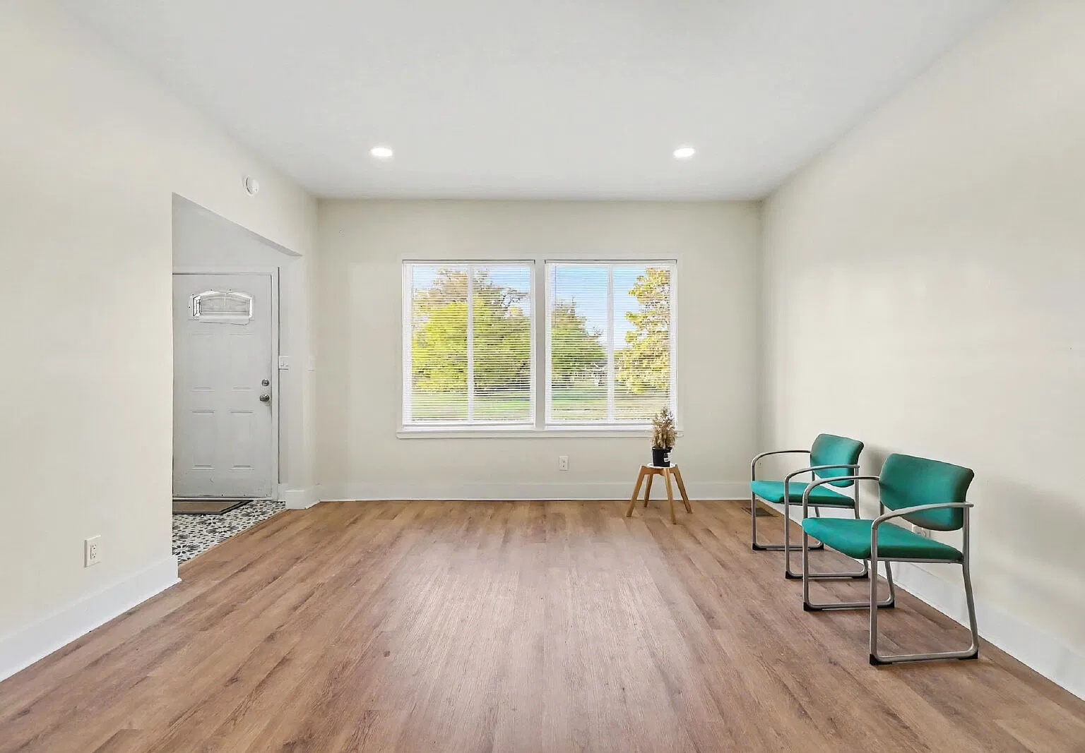 3 bed, 2.0 bath, 1197 sqft, $1,300 — Photo 4