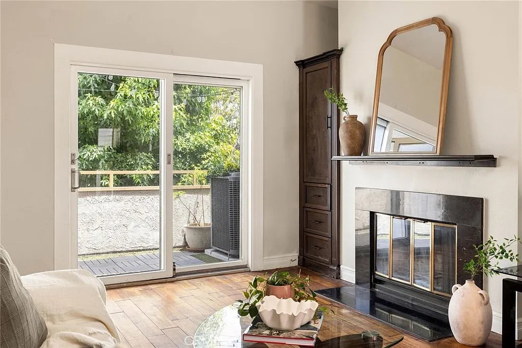 2 bed, 867 sqft, $3,000 — Photo 1