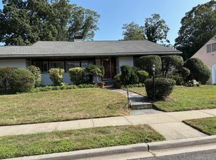 1 Willowbrook Ln, Freeport, NY