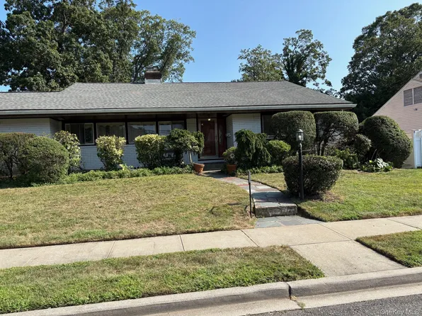 1 Willowbrook Lane, Freeport, NY 11520