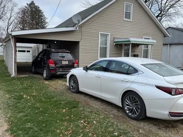 323 Trenton Ave, Uhrichsville, OH 44683