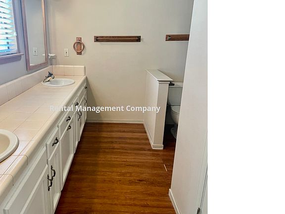 5th image of 987 Foxhill Ave