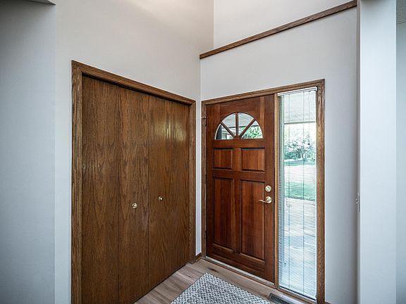 5th image of 868 Basswood Ln