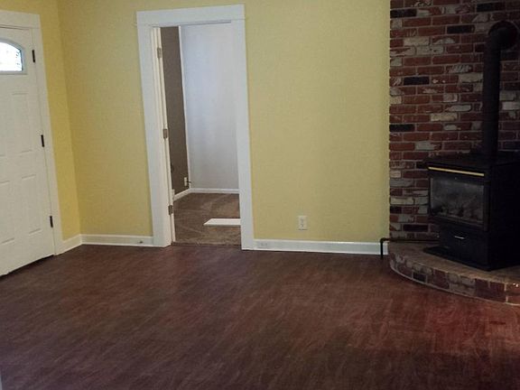 front rm w/gas stove and ceiling fan