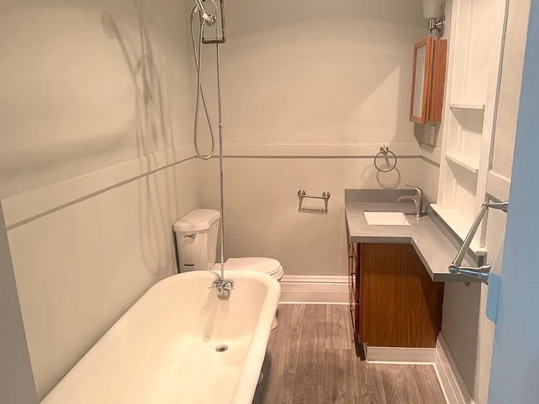 Farrah Apartments: 1 & 2 Bedroom Renovated Units — Photo 20