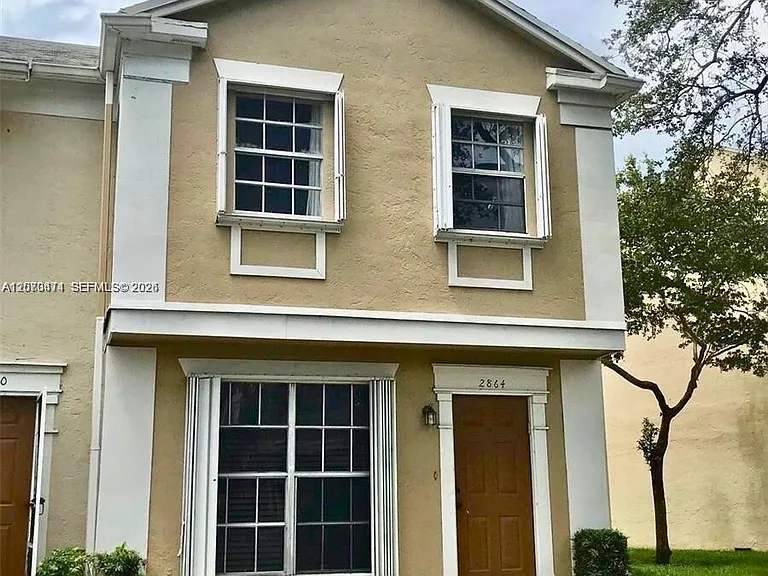 2864 Cambridge Ln — Photo 1