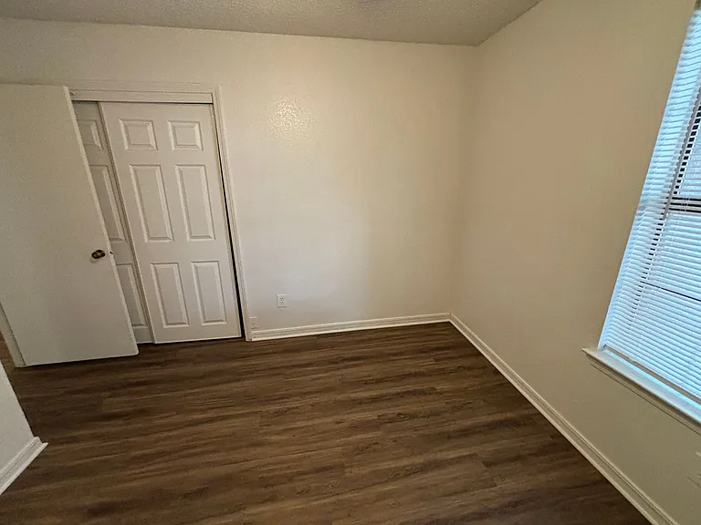 2514 Livingston Ln — Photo 21