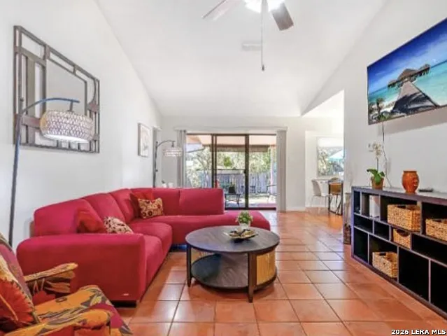 3 bed, 2.0 bath, 1256 sqft, $2,500 — Photo 3