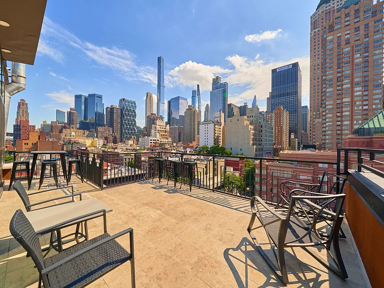 402 W 50th St #PENTHOUSE — Photo 1