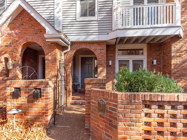 2 Country Club Ter, Saint Louis, MO 63122