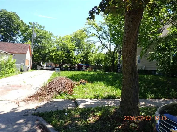 3262 N 1ST STREET, Milwaukee, WI 53212