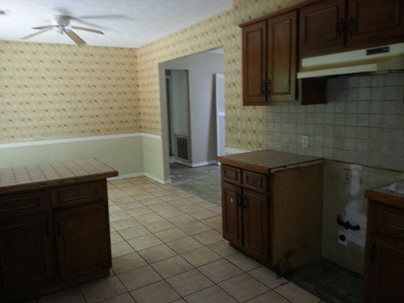 4th image of 5907 Glenmere Dr