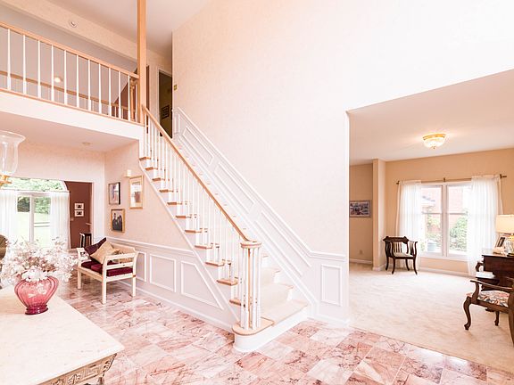 2-story foyer
