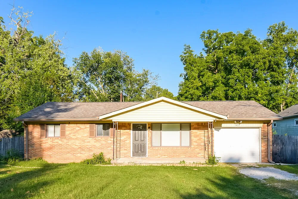 3 bed, 1.0 bath, 1206 sqft, $1,540 — Photo 1