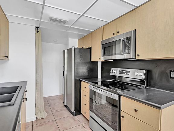 4th image of 799 Jeffery Street #105