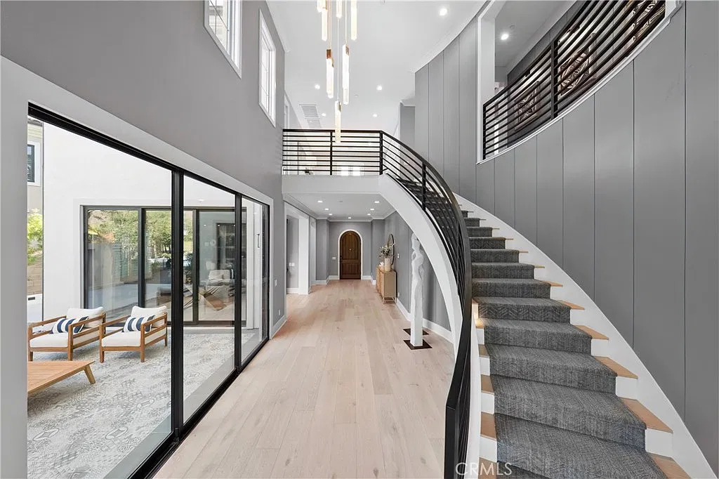 5 bed, 5.5 bath, 5000 sqft, $14,000 — Photo 4