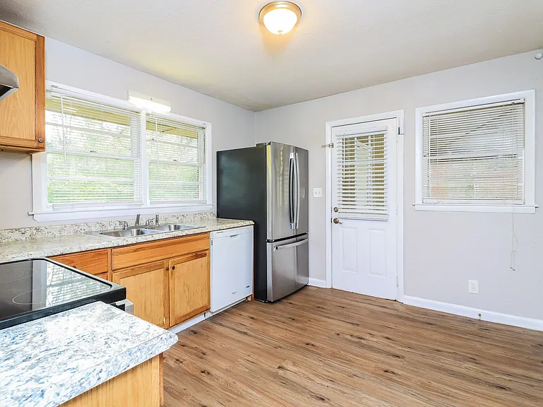 2937 Thompson Cir — Photo 9