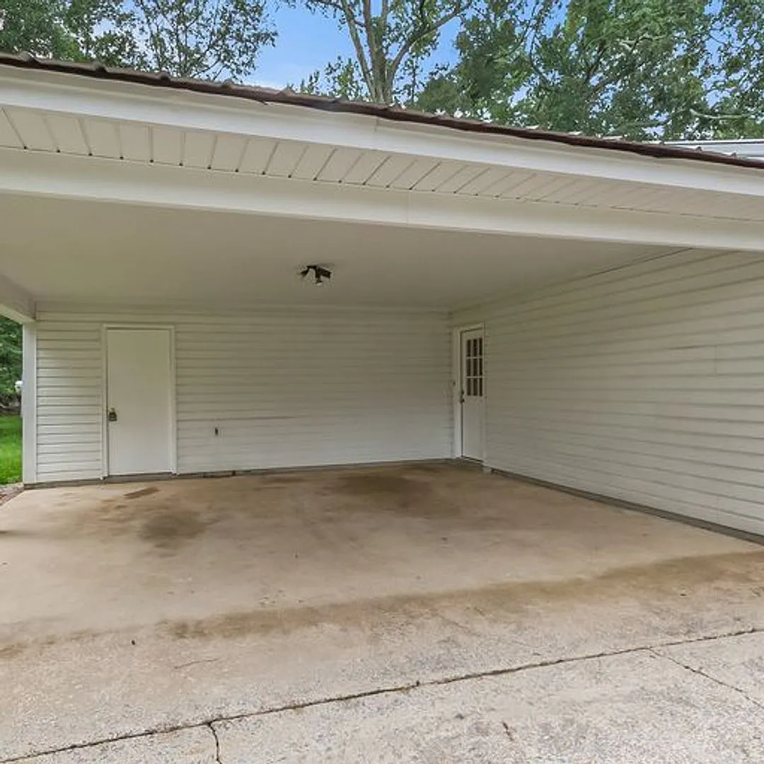 Beautiful 3 Bed 2 Bath Home! Available Fall 2026! — Photo 3