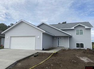 2063 Pratt Cir, Saint Peter, MN 56082