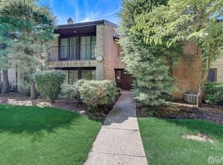 252 Willowbrook Dr, North Brunswick, NJ 08902