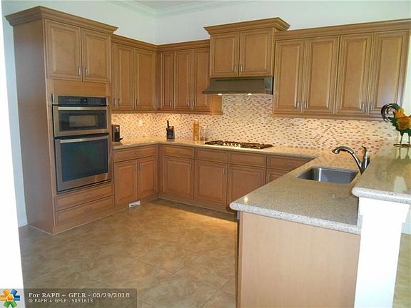 GOURMET KITCHEN FEATURES "GAS" COOKING !! PLUS UNDER CABINET LIGHTING, A HUGE PANTRY AND CENTRAL VACUUMING!!!