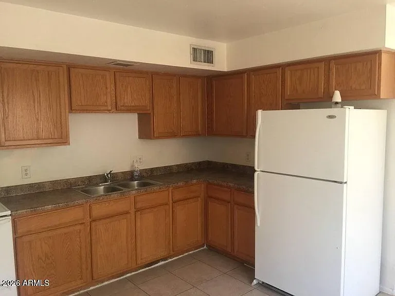 1233 E Henry St #B — Photo 2
