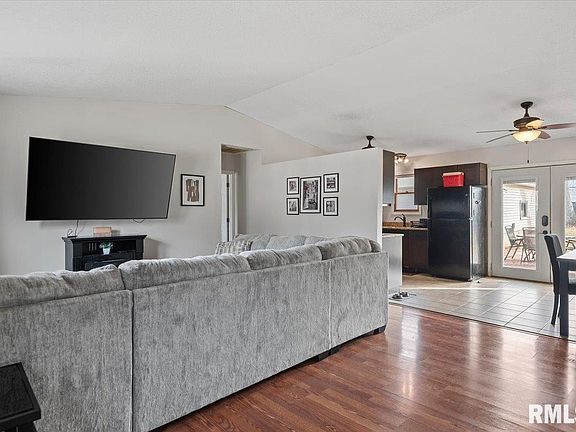 2nd image of 904 Diane Ct