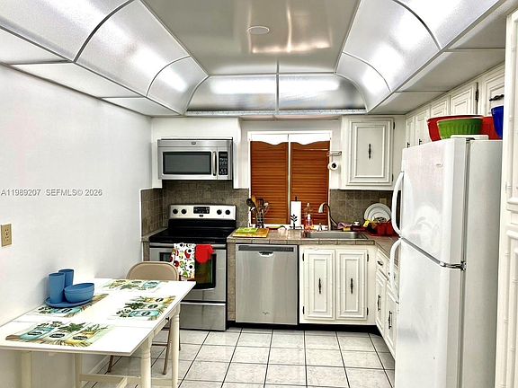 4th image of 800 Parkview Dr APT 222